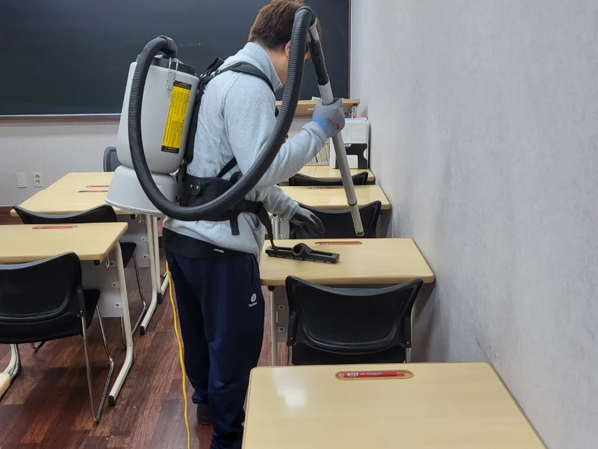 삼척시 성내동 학교 현관·중앙홀 바닥 위생청소 사례 - 행진크린